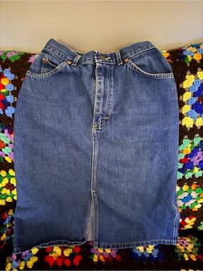 VTG Lee Women's Denim Midi Skirt in Classic Blue With Slit In Front Size 5